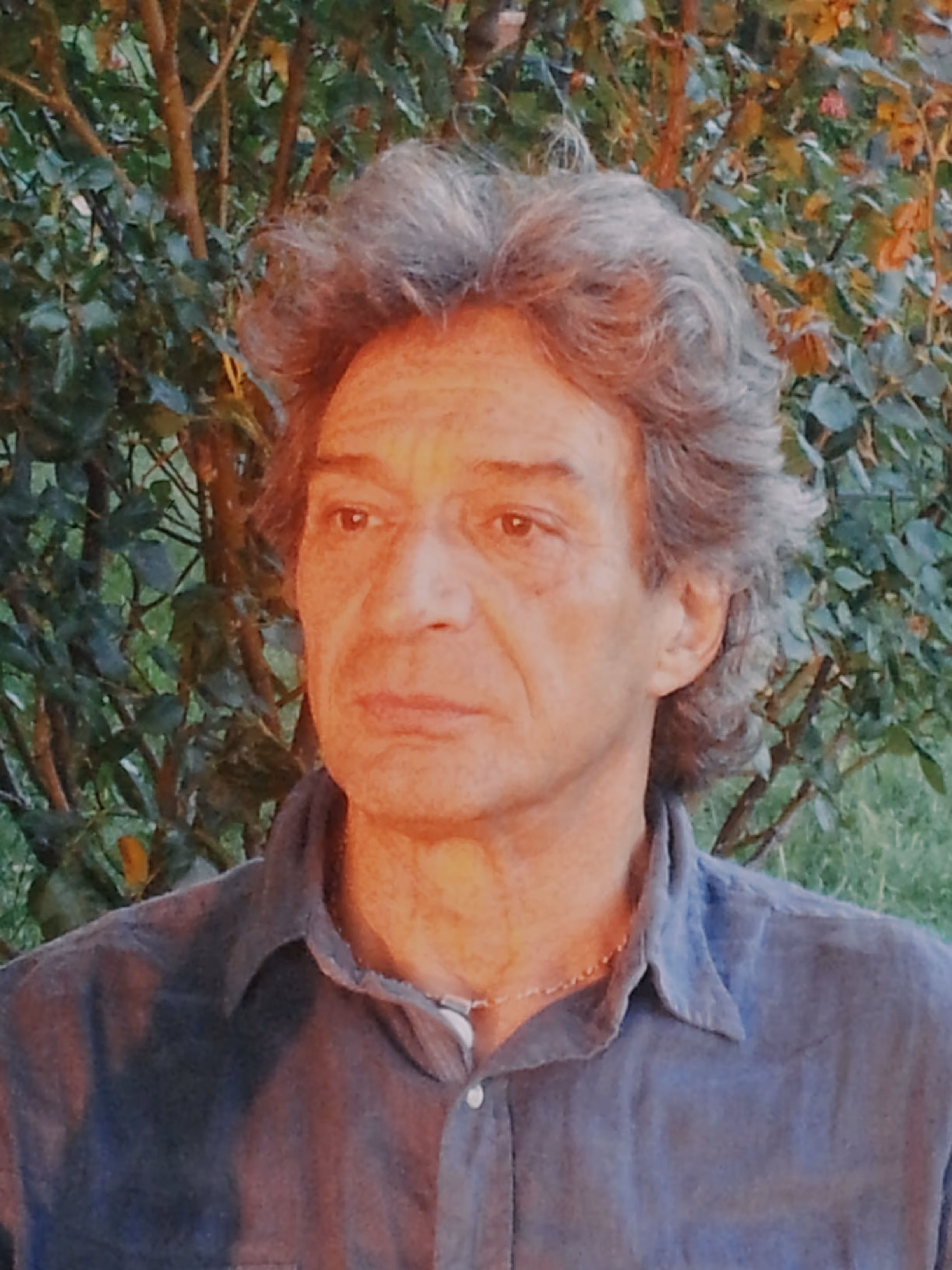 fotografia di Sandro Specchia in primo piano con sfondo una siepe