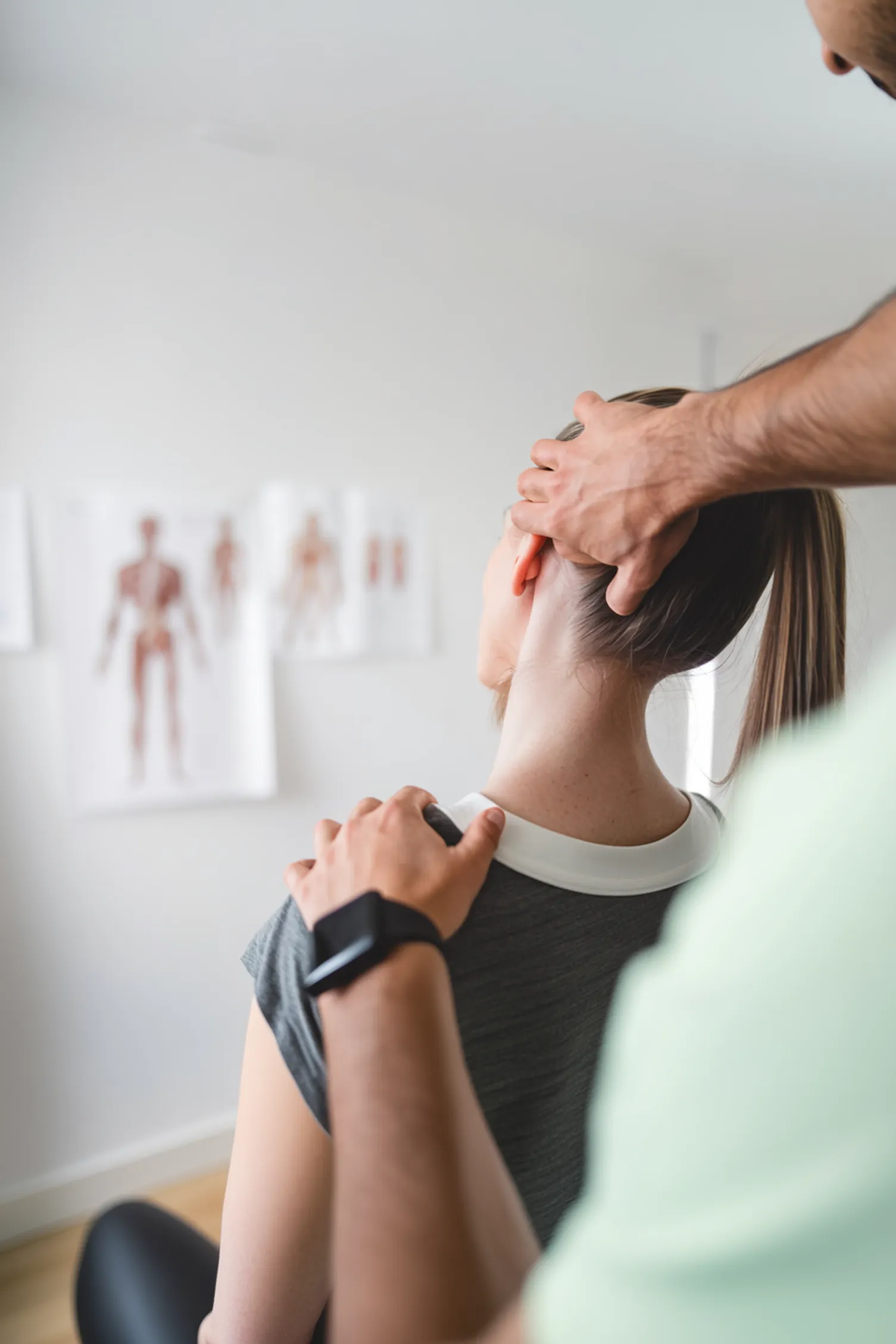 osteopata che visita donna. foto scattata di spalle di entrambi